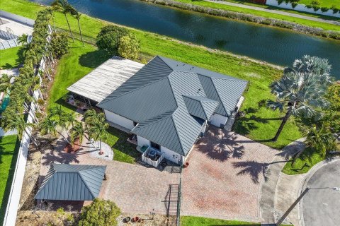 House in Miami, Florida 4 bedrooms, 192.96 sq.m. № 2147038 - photo 7