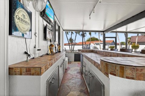 House in Miami, Florida 4 bedrooms, 192.96 sq.m. № 2147038 - photo 13