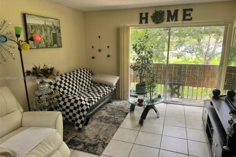 Купить кондоминиум в Мирамар, Флорида 1 спальня, 65.03м2, № 2023976 - фото 2