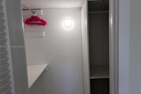 Condominio en alquiler en Hallandale Beach, Florida, 1 dormitorio, 80.82 m2 № 1794423 - foto 13