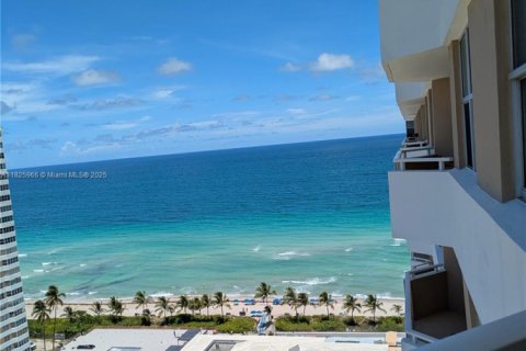 Condominio en alquiler en Hallandale Beach, Florida, 1 dormitorio, 80.82 m2 № 1794423 - foto 1