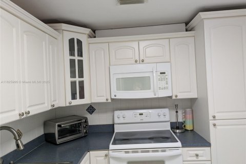 Condominio en alquiler en Hallandale Beach, Florida, 1 dormitorio, 80.82 m2 № 1794423 - foto 9