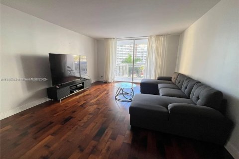 Copropriété à louer à Hallandale Beach, Floride: 2 chambres, 111.48 m2 № 1942482 - photo 2