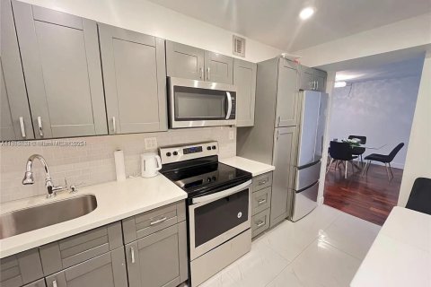 Copropriété à louer à Hallandale Beach, Floride: 2 chambres, 111.48 m2 № 1942482 - photo 4