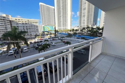 Copropriété à louer à Hallandale Beach, Floride: 2 chambres, 111.48 m2 № 1942482 - photo 14