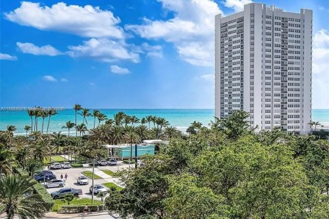 Copropriété à louer à Hallandale Beach, Floride: 2 chambres, 111.48 m2 № 1942482 - photo 12