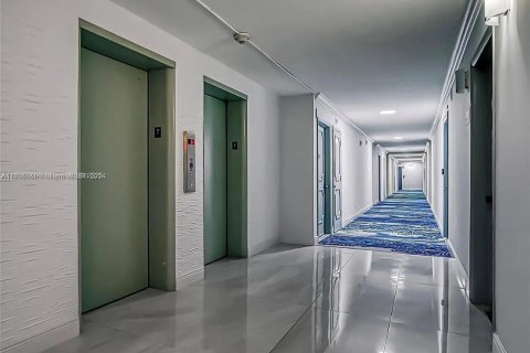 Copropriété à louer à Hallandale Beach, Floride: 2 chambres, 111.48 m2 № 1942482 - photo 11