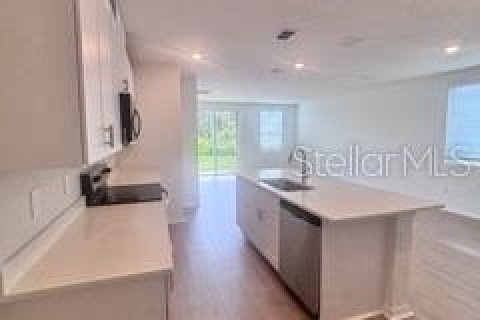 House in Zephyrhills, Florida 4 bedrooms, 201.41 sq.m. № 2378155 - photo 10