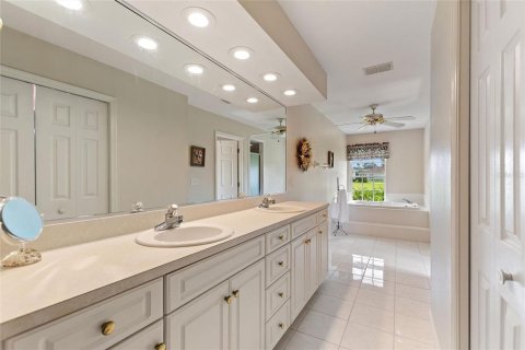 House in Lakeland, Florida 4 bedrooms, 285.02 sq.m. № 2148615 - photo 16