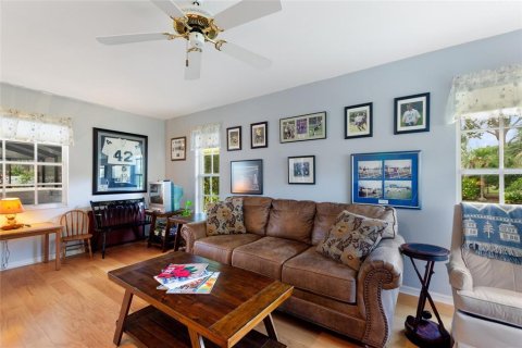 House in Lakeland, Florida 4 bedrooms, 285.02 sq.m. № 2148615 - photo 13