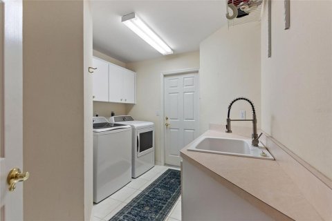 House in Lakeland, Florida 4 bedrooms, 285.02 sq.m. № 2148615 - photo 23