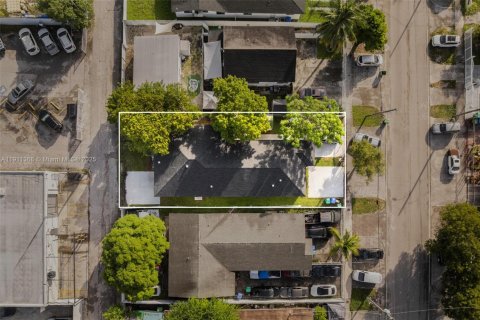 Commercial property in Miami, Florida 215.16 sq.m. № 2079463 - photo 24