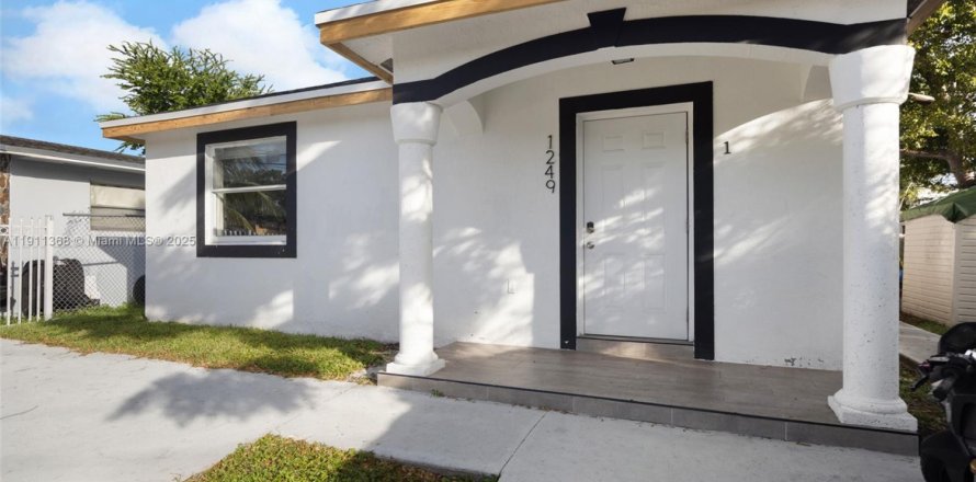 Commercial property in Miami, Florida 215.16 sq.m. № 2079463