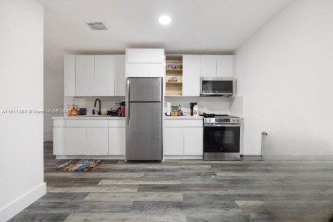 Commercial property in Miami, Florida 215.16 sq.m. № 2079463 - photo 16