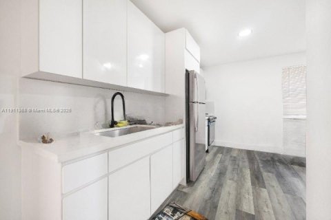 Commercial property in Miami, Florida 215.16 sq.m. № 2079463 - photo 17