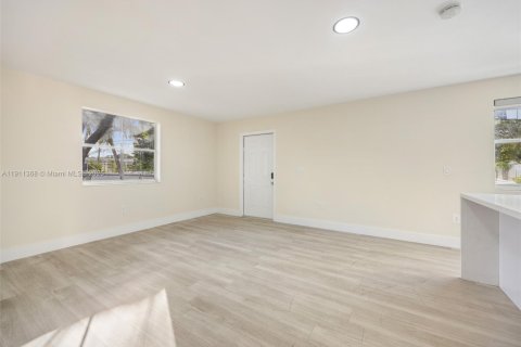 Commercial property in Miami, Florida 215.16 sq.m. № 2079463 - photo 5