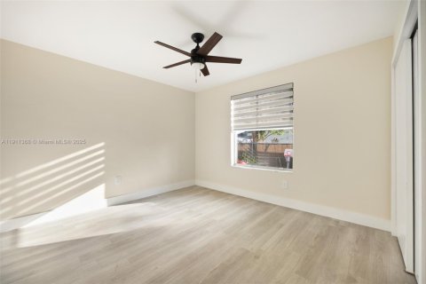 Commercial property in Miami, Florida 215.16 sq.m. № 2079463 - photo 13