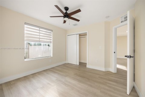 Commercial property in Miami, Florida 215.16 sq.m. № 2079463 - photo 12