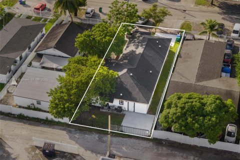 Commercial property in Miami, Florida 215.16 sq.m. № 2079463 - photo 23