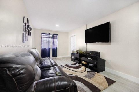 Commercial property in Miami, Florida 215.16 sq.m. № 2079463 - photo 18