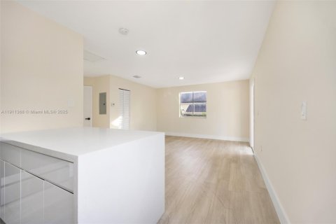 Commercial property in Miami, Florida 215.16 sq.m. № 2079463 - photo 9