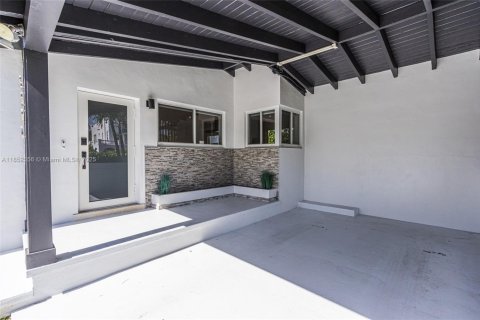 Villa ou maison à vendre à Miami, Floride: 3 chambres, 145.86 m2 № 2024399 - photo 2