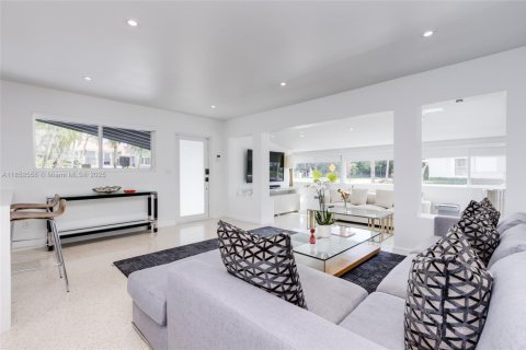 Villa ou maison à vendre à Miami, Floride: 3 chambres, 145.86 m2 № 2024399 - photo 3