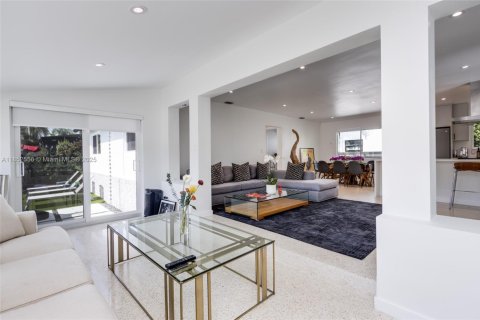 Villa ou maison à vendre à Miami, Floride: 3 chambres, 145.86 m2 № 2024399 - photo 5