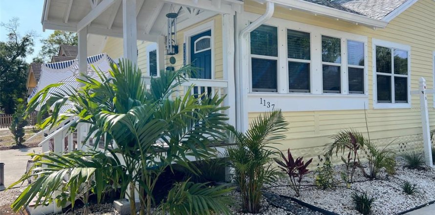 House in Saint Petersburg, Florida 3 bedrooms, 130.06 sq.m. № 2096201