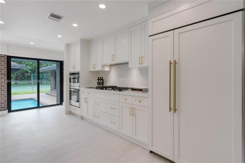 House in Palmetto Bay, Florida 4 bedrooms, 284.84 sq.m. № 1832400 - photo 12