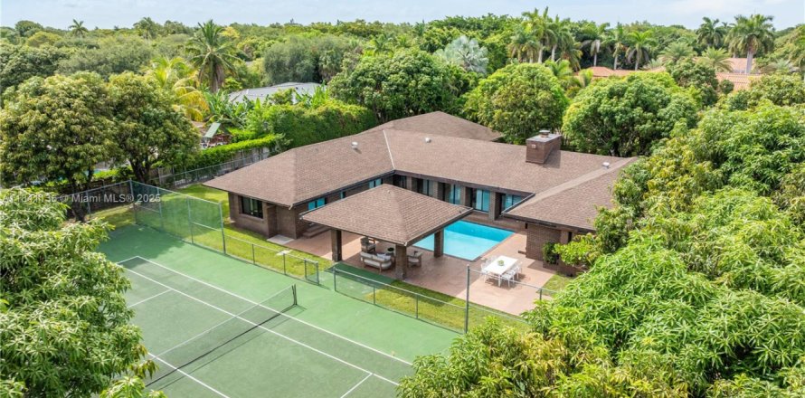 House in Palmetto Bay, Florida 4 bedrooms, 284.84 sq.m. № 1832400
