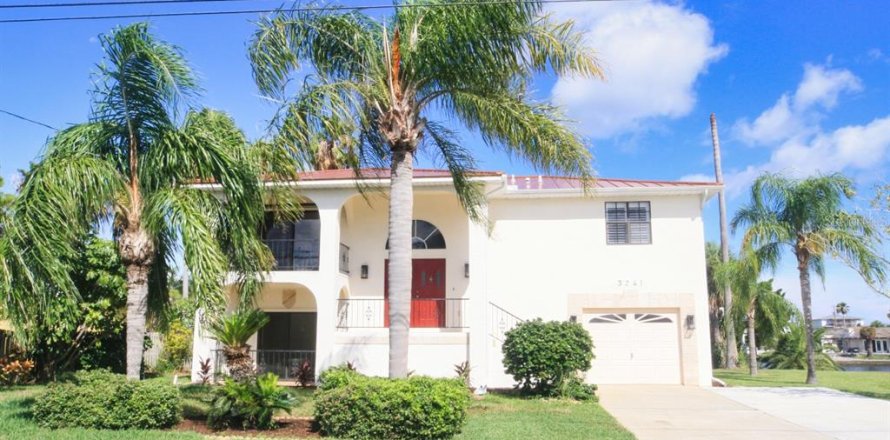 House in Hernando Beach, Florida 2 bedrooms, 119.66 sq.m. № 1837615