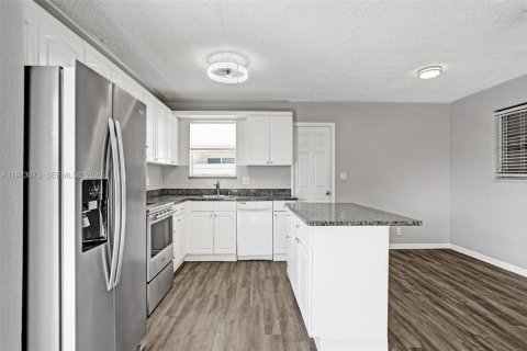 House in Pompano Beach, Florida 3 bedrooms, 157.19 sq.m. № 2033504 - photo 14