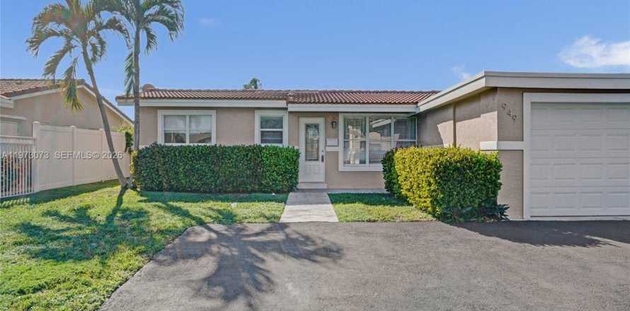 House in Pompano Beach, Florida 3 bedrooms, 157.19 sq.m. № 2033504