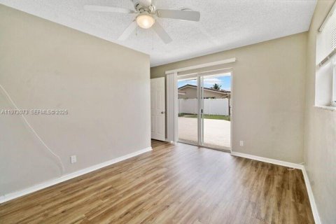 House in Pompano Beach, Florida 3 bedrooms, 157.19 sq.m. № 2033504 - photo 25