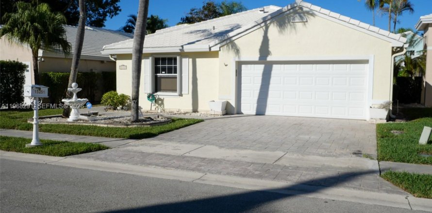 Casa en Pembroke Pines, Florida 3 dormitorios, 164.16 m2 № 2029386