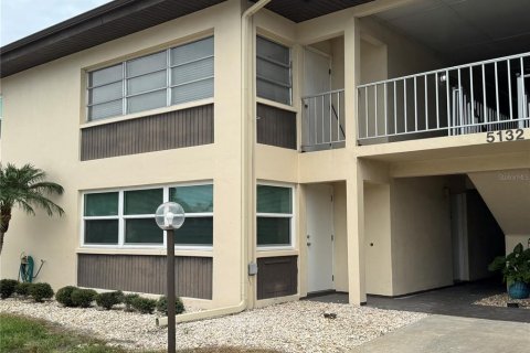 Condo in New Port Richey, Florida, 1 bedroom  № 1902082 - photo 1