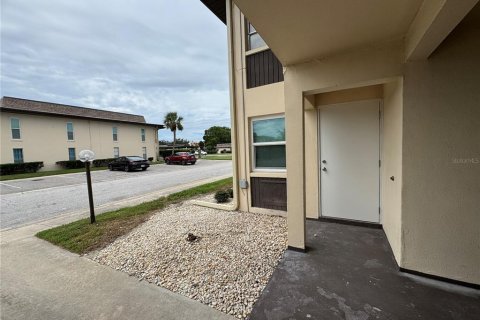 Condo in New Port Richey, Florida, 1 bedroom  № 1902082 - photo 2