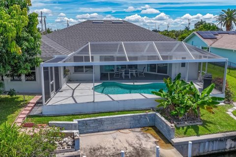 Casa en venta en Cape Coral, Florida, 3 dormitorios № 1923213 - foto 10