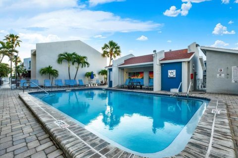 Condo in Madeira Beach, Florida, 1 bedroom  № 2149226 - photo 24