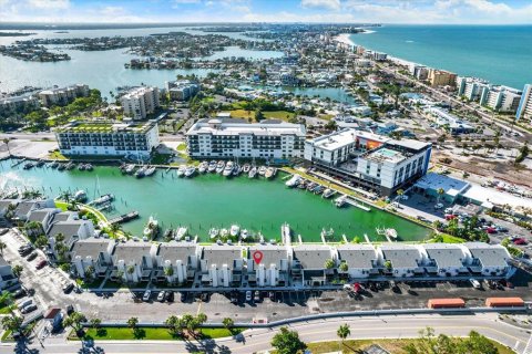 Condo in Madeira Beach, Florida, 1 bedroom  № 2149226 - photo 17