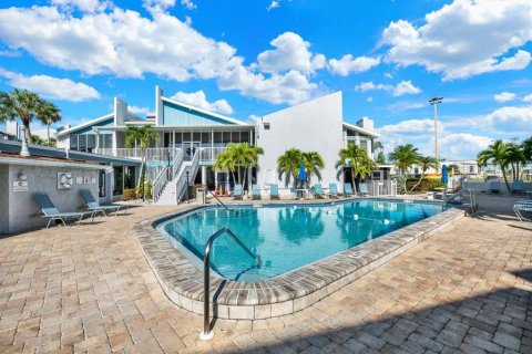 Condo in Madeira Beach, Florida, 1 bedroom  № 2149226 - photo 25
