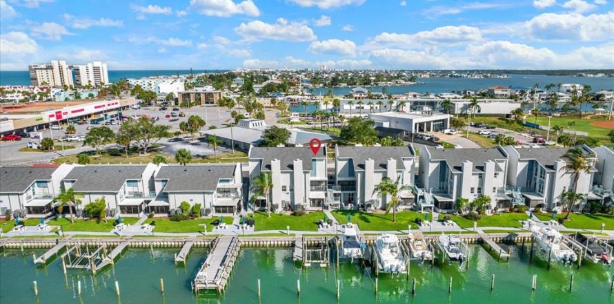 Condo in Madeira Beach, Florida, 1 bedroom  № 2149226