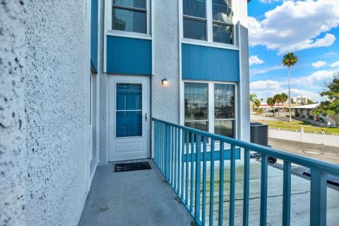 Condo in Madeira Beach, Florida, 1 bedroom  № 2149226 - photo 2