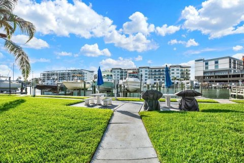 Condo in Madeira Beach, Florida, 1 bedroom  № 2149226 - photo 23