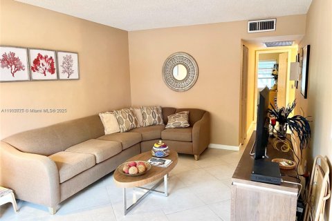 Condo in Boca Raton, Florida, 2 bedrooms  № 1957220 - photo 1