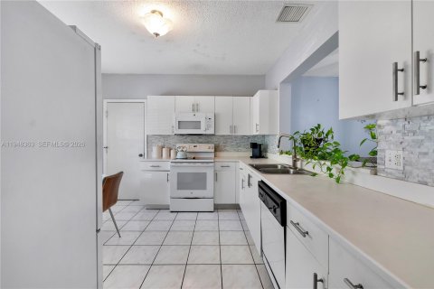 Touwnhouse à vendre à Tamarac, Floride: 2 chambres, 128.3 m2 № 2004477 - photo 4