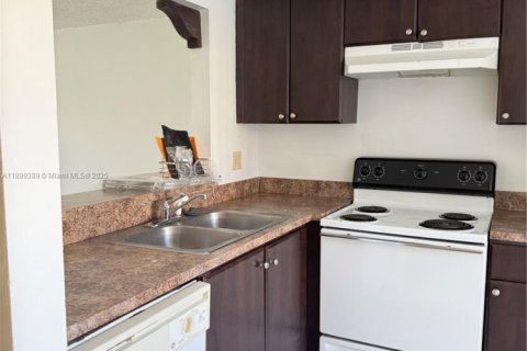 Adosado en alquiler en Sunrise, Florida, 2 dormitorios, 83.43 m2 № 1953279 - foto 2