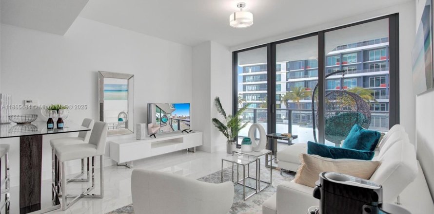 Condominio en Miami, Florida, 1 dormitorio № 1892955