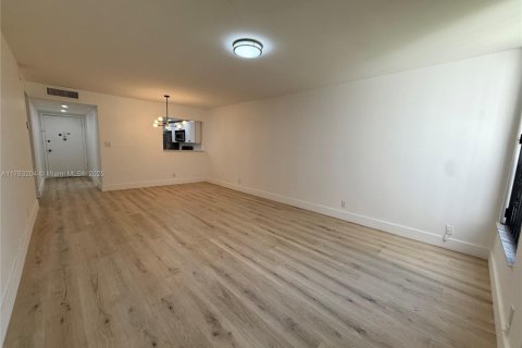 Condo in Tamarac, Florida, 2 bedrooms  № 1875385 - photo 7